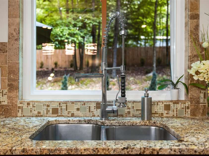 605 Giles Court, Matthews, NC 28105.  MLS# CAR4283220, YatesRealty ID 30099. 