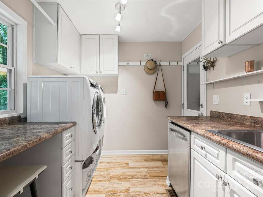 605 Giles Court, Matthews, NC 28105.  MLS# CAR4283220, YatesRealty ID 30099. 