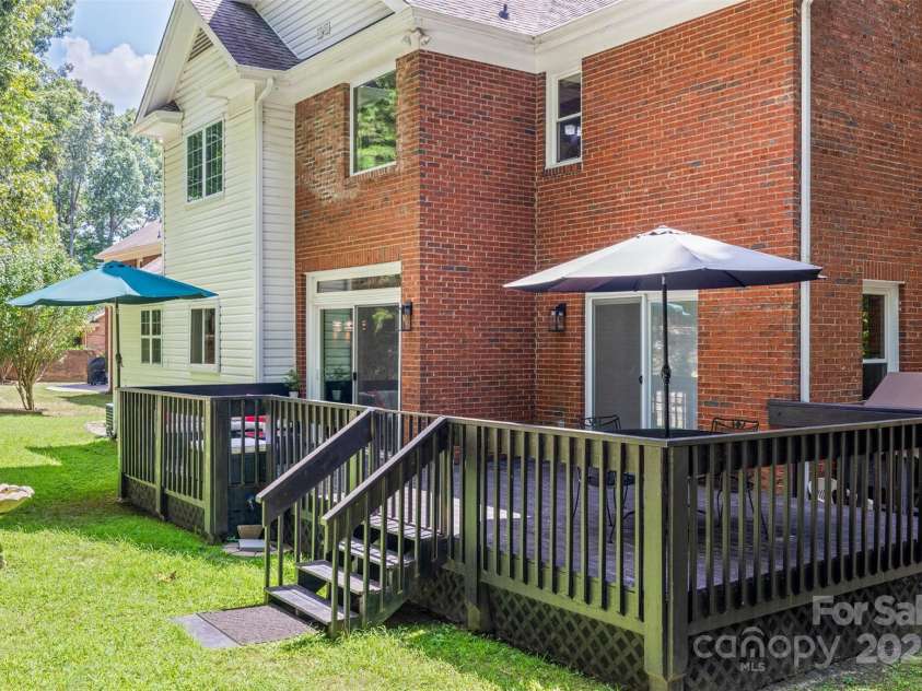 605 Giles Court, Matthews, NC 28105.  MLS# CAR4283220, YatesRealty ID 30099. 