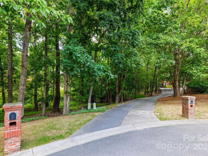 605 Giles Court, Matthews, NC 28105.  MLS# CAR4283220, YatesRealty ID 30099. 