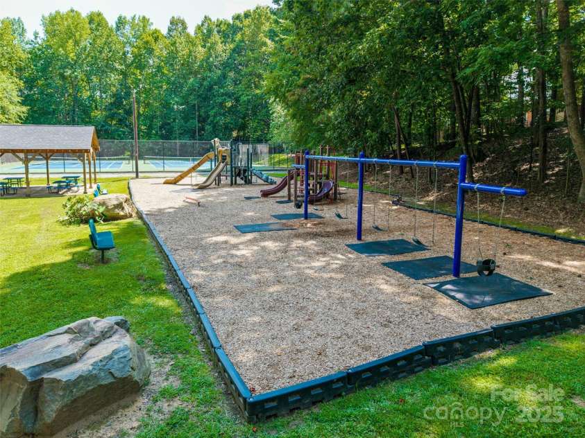 605 Giles Court, Matthews, NC 28105.  MLS# CAR4283220, YatesRealty ID 30099. 