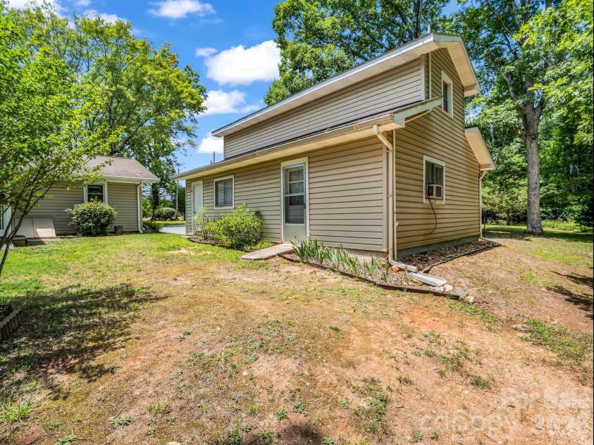 10 Deer Run Lane, Columbus, NC 28722.  MLS# CAR4392486, YatesRealty ID 30101. One car garage with a studio and upper level storage