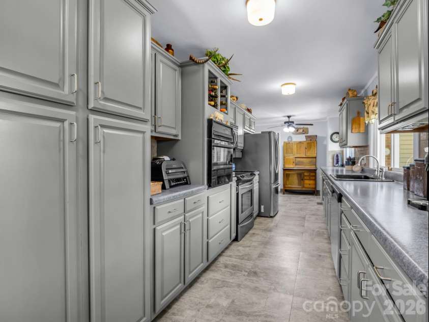 10 Deer Run Lane, Columbus, NC 28722.  MLS# CAR4392486, YatesRealty ID 30101. Two ovens