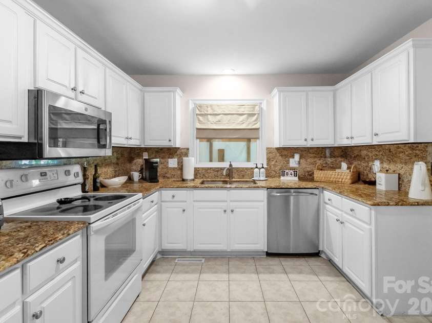 10112 Withers Road, Charlotte, NC 28278.  MLS# CAR4392504, YatesRealty ID 30102. 