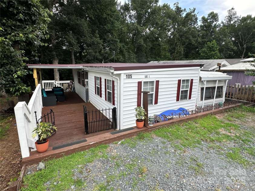 105 Marina Lane, New London, NC 28127.  MLS# CAR4276987, YatesRealty ID 30102. 