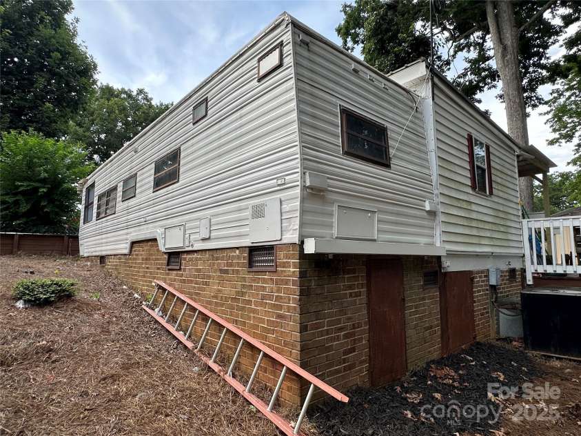 105 Marina Lane, New London, NC 28127.  MLS# CAR4276987, YatesRealty ID 30102. 