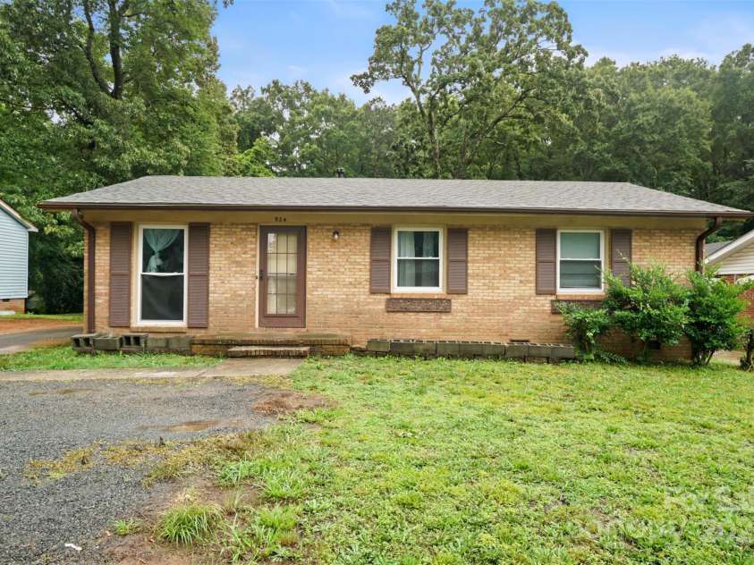 924 Carrington Drive, Charlotte, NC 28214.  MLS# CAR4268141, YatesRealty ID 30103. 
