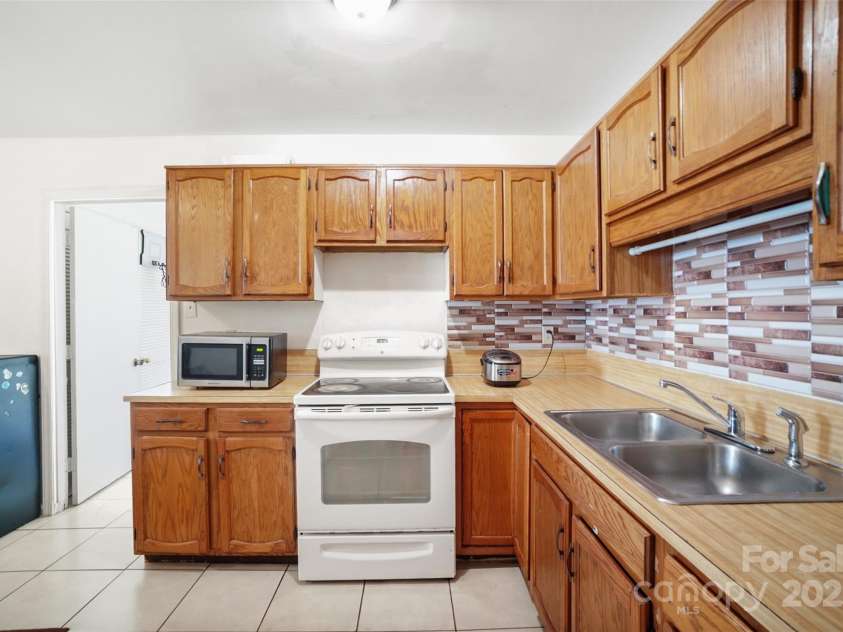 924 Carrington Drive, Charlotte, NC 28214.  MLS# CAR4268141, YatesRealty ID 30103. 