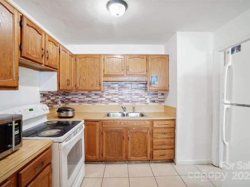 924 Carrington Drive, Charlotte, NC 28214.  MLS# CAR4268141, YatesRealty ID 30103. 