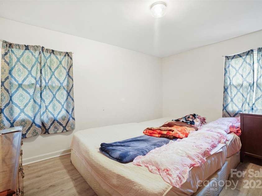 924 Carrington Drive, Charlotte, NC 28214.  MLS# CAR4268141, YatesRealty ID 30103. 