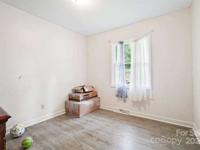 924 Carrington Drive, Charlotte, NC 28214.  MLS# CAR4268141, YatesRealty ID 30103. 