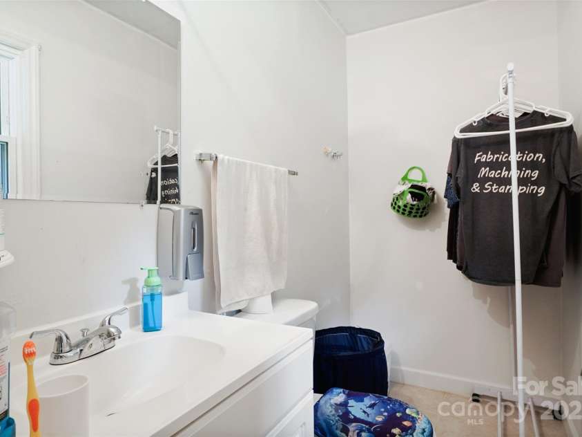 924 Carrington Drive, Charlotte, NC 28214.  MLS# CAR4268141, YatesRealty ID 30103. 