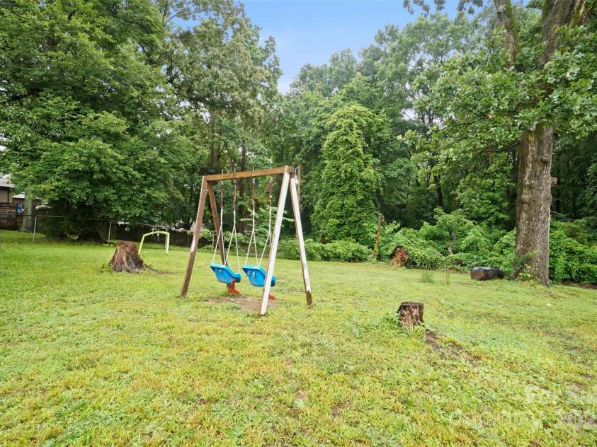 924 Carrington Drive, Charlotte, NC 28214.  MLS# CAR4268141, YatesRealty ID 30103. 