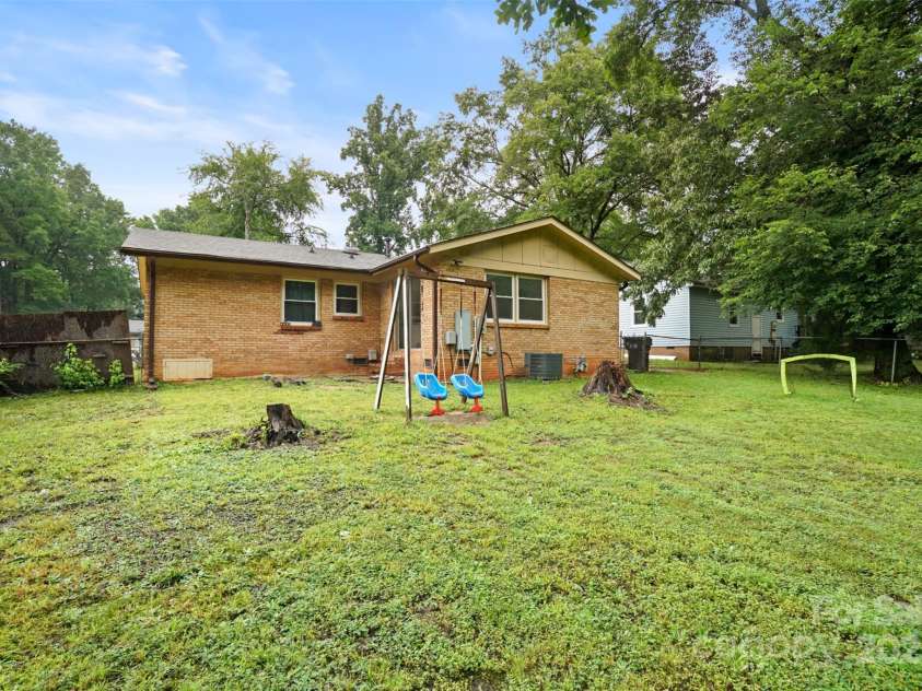 924 Carrington Drive, Charlotte, NC 28214.  MLS# CAR4268141, YatesRealty ID 30103. 