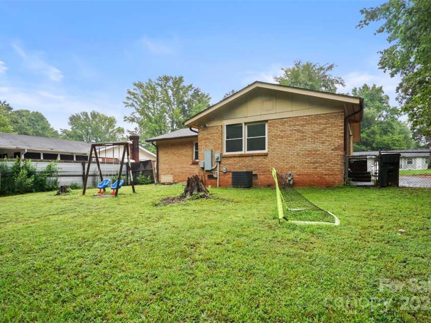 924 Carrington Drive, Charlotte, NC 28214.  MLS# CAR4268141, YatesRealty ID 30103. 