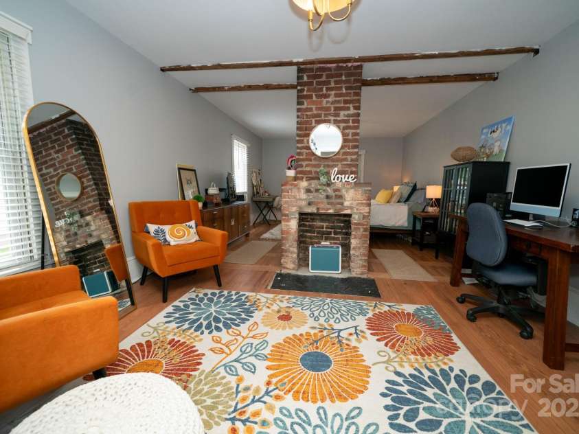 1712 Umstead Street, Charlotte, NC 28205.  MLS# CAR4274346, YatesRealty ID 30104. Current 1 Bedroom that could divide into 2
