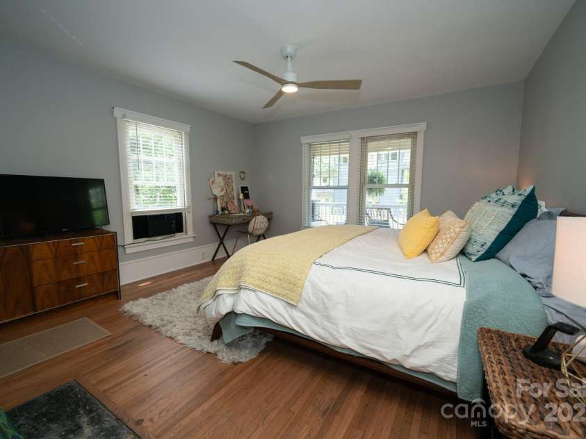 1712 Umstead Street, Charlotte, NC 28205.  MLS# CAR4274346, YatesRealty ID 30104. Current Primary Bedroom