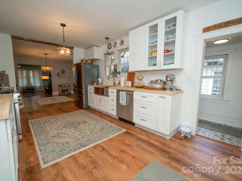 1712 Umstead Street, Charlotte, NC 28205.  MLS# CAR4274346, YatesRealty ID 30104. Kitchen