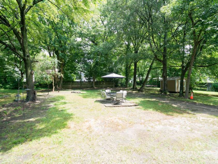 1712 Umstead Street, Charlotte, NC 28205.  MLS# CAR4274346, YatesRealty ID 30104. Large Back Yard