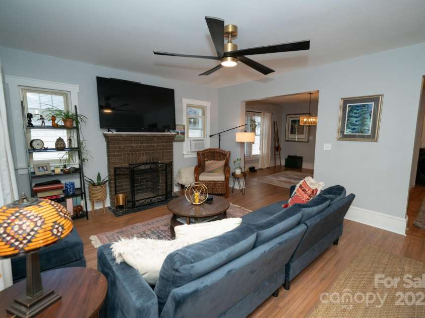 1712 Umstead Street, Charlotte, NC 28205.  MLS# CAR4274346, YatesRealty ID 30104. Living Room