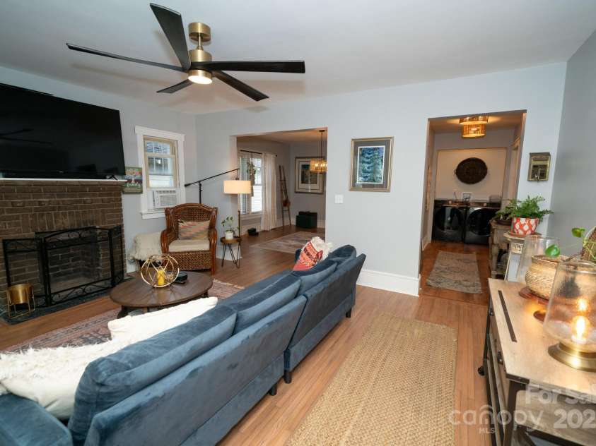 1712 Umstead Street, Charlotte, NC 28205.  MLS# CAR4274346, YatesRealty ID 30104. Living Room