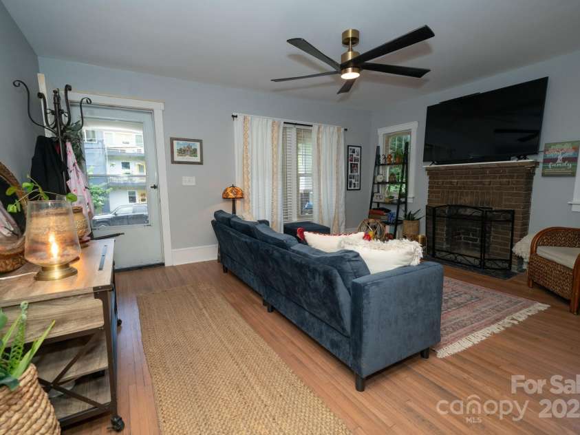 1712 Umstead Street, Charlotte, NC 28205.  MLS# CAR4274346, YatesRealty ID 30104. Living Room