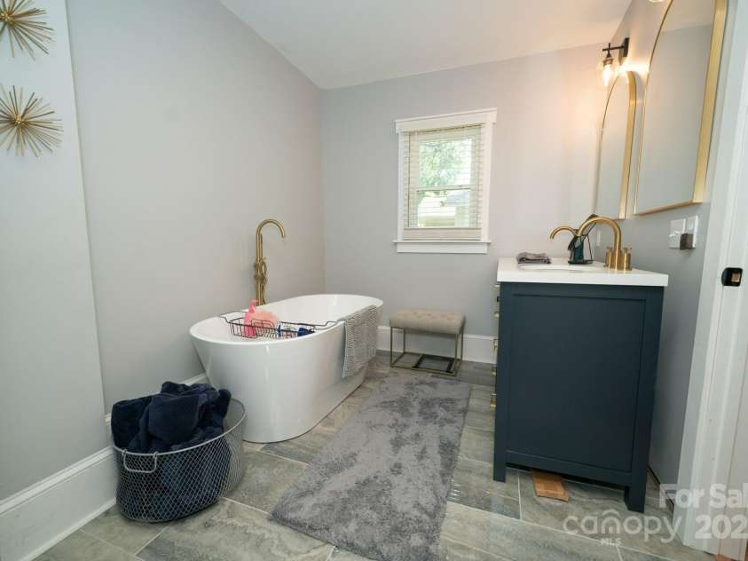 1712 Umstead Street, Charlotte, NC 28205.  MLS# CAR4274346, YatesRealty ID 30104. Primary Bathroom