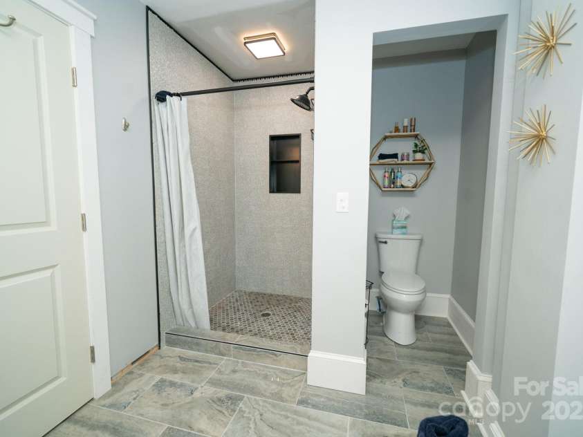 1712 Umstead Street, Charlotte, NC 28205.  MLS# CAR4274346, YatesRealty ID 30104. Primary Bathroom