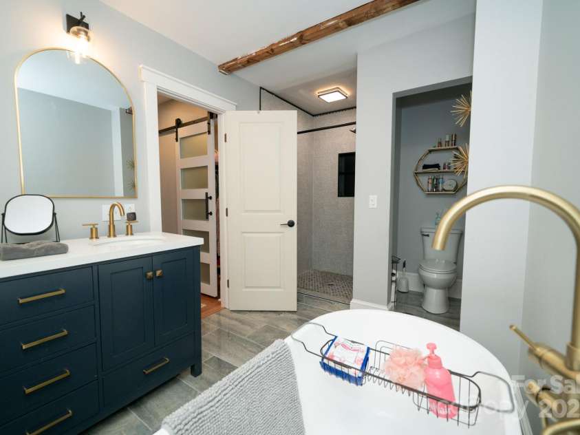 1712 Umstead Street, Charlotte, NC 28205.  MLS# CAR4274346, YatesRealty ID 30104. Primary Bathroom
