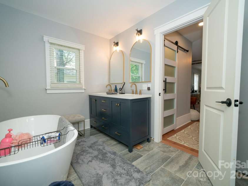 1712 Umstead Street, Charlotte, NC 28205.  MLS# CAR4274346, YatesRealty ID 30104. Primary Bathroom