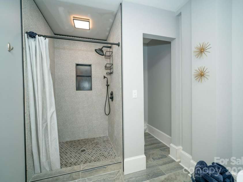 1712 Umstead Street, Charlotte, NC 28205.  MLS# CAR4274346, YatesRealty ID 30104. Primary Bathroom