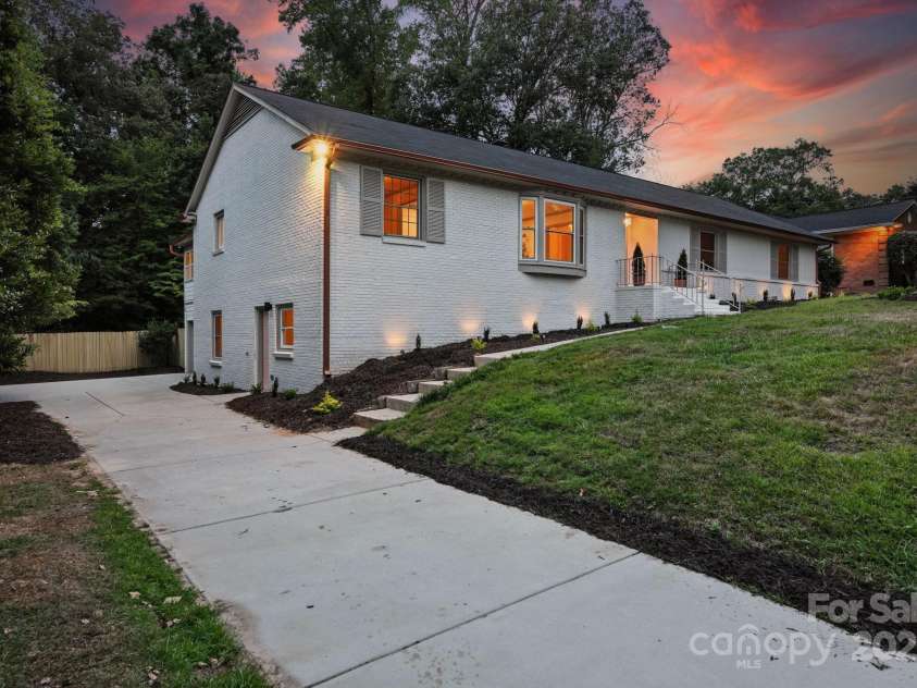 710 Peranna Place, Charlotte, NC 28211.  MLS# CAR4285636, YatesRealty ID 30105. 