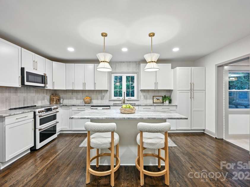 710 Peranna Place, Charlotte, NC 28211.  MLS# CAR4285636, YatesRealty ID 30105. 