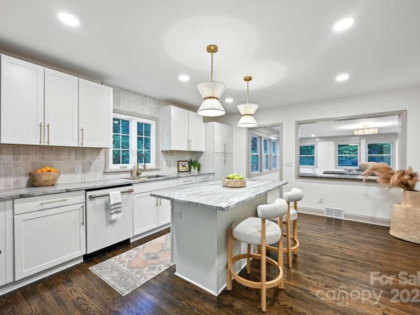 710 Peranna Place, Charlotte, NC 28211.  MLS# CAR4285636, YatesRealty ID 30105. 