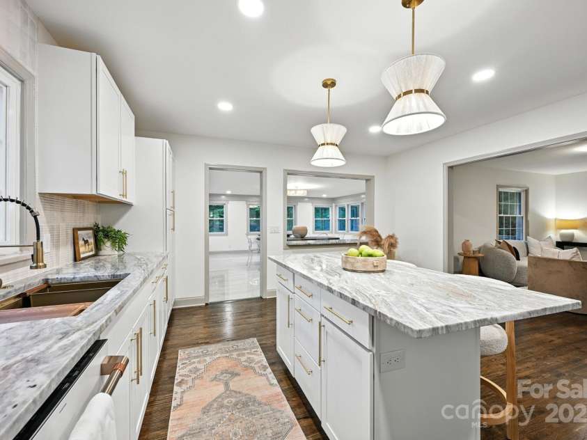 710 Peranna Place, Charlotte, NC 28211.  MLS# CAR4285636, YatesRealty ID 30105. 