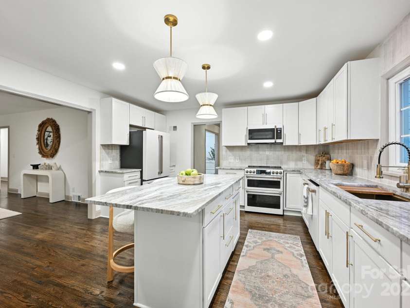 710 Peranna Place, Charlotte, NC 28211.  MLS# CAR4285636, YatesRealty ID 30105. 