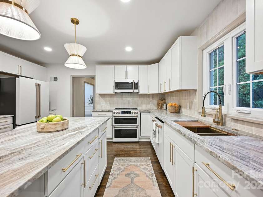 710 Peranna Place, Charlotte, NC 28211.  MLS# CAR4285636, YatesRealty ID 30105. 