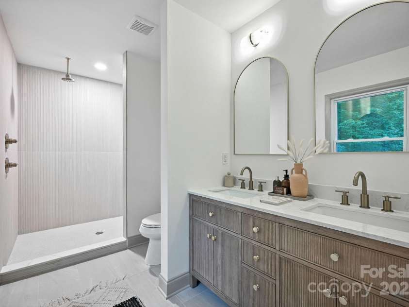 710 Peranna Place, Charlotte, NC 28211.  MLS# CAR4285636, YatesRealty ID 30105. 