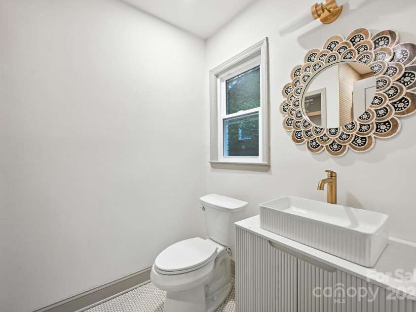 710 Peranna Place, Charlotte, NC 28211.  MLS# CAR4285636, YatesRealty ID 30105. 