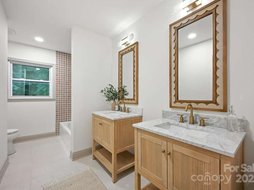 710 Peranna Place, Charlotte, NC 28211.  MLS# CAR4285636, YatesRealty ID 30105. 