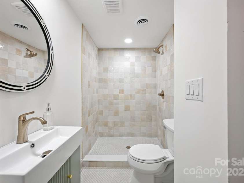 710 Peranna Place, Charlotte, NC 28211.  MLS# CAR4285636, YatesRealty ID 30105. 