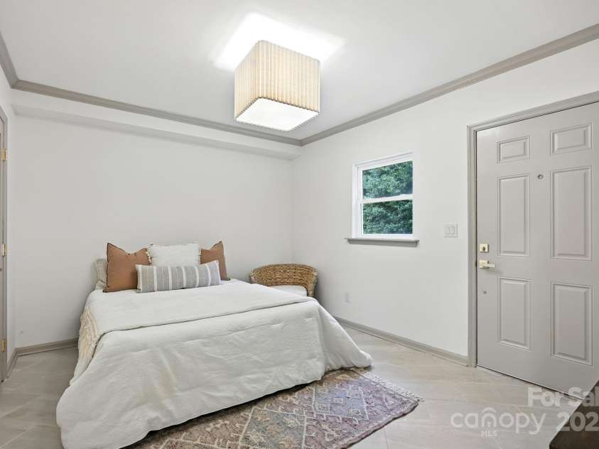 710 Peranna Place, Charlotte, NC 28211.  MLS# CAR4285636, YatesRealty ID 30105. 