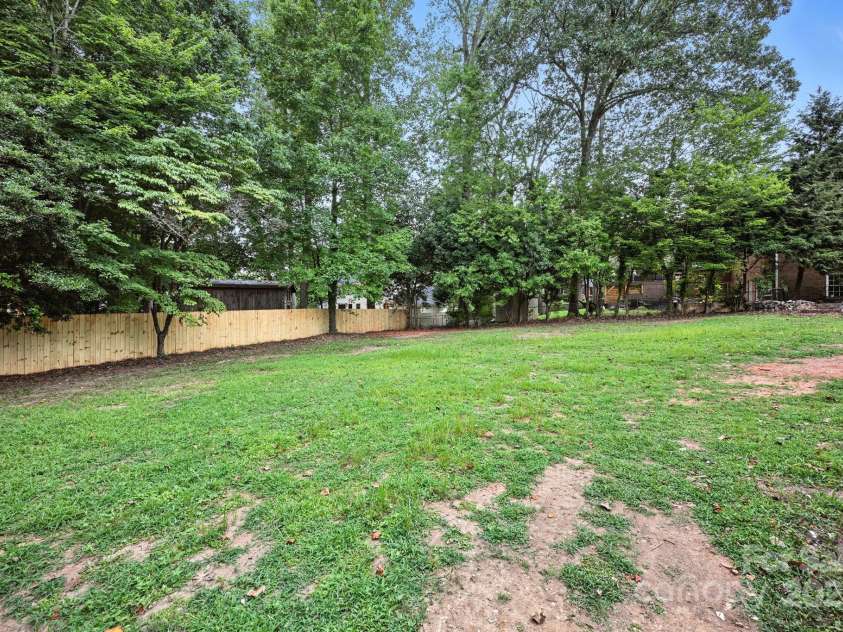 710 Peranna Place, Charlotte, NC 28211.  MLS# CAR4285636, YatesRealty ID 30105. 