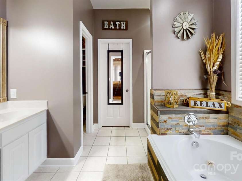 918 Huntington Hills Drive, Lincolnton, NC 28092.  MLS# CAR4283082, YatesRealty ID 30107. 