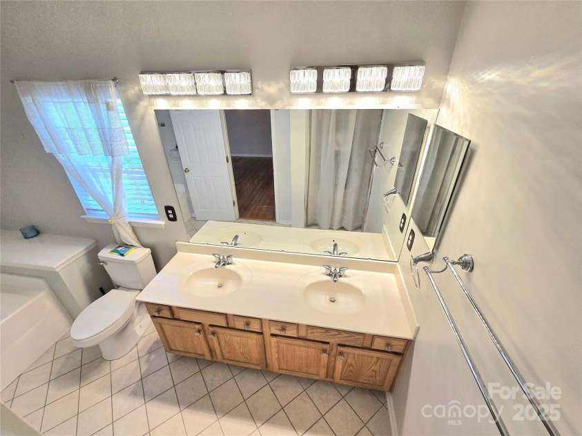 2226 Elendil Lane, Charlotte, NC 28269.  MLS# CAR4264018, YatesRealty ID 30109. 