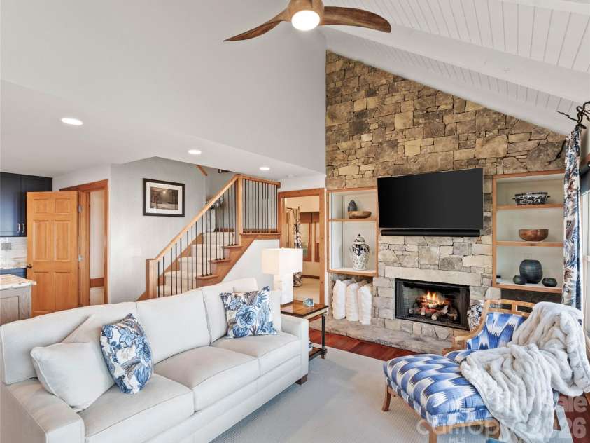 430 Rhododendron Lane, Burnsville, NC 28714.  MLS# CAR4302757, YatesRealty ID 3011. 