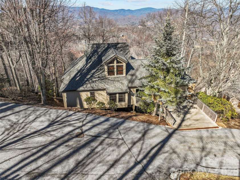 430 Rhododendron Lane, Burnsville, NC 28714.  MLS# CAR4302757, YatesRealty ID 3011. 