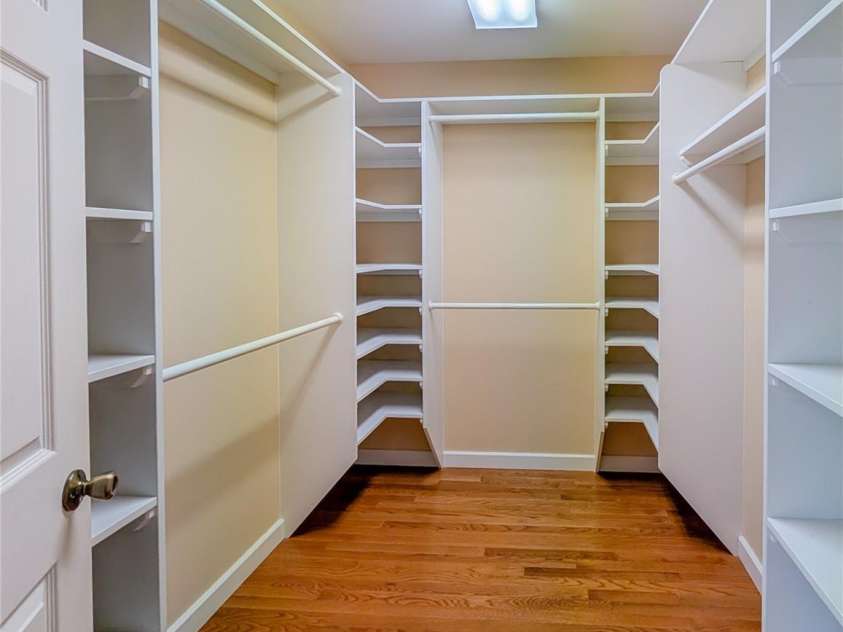 355 Rosewood Lane, Burnsville, NC 28714.  MLS# CAR4326302, YatesRealty ID 30113. Full Bathroom off Upstairs Primary Ensuite featuring jacuzzi tub, walk-in tiled shower, tile flooring & storage closet!