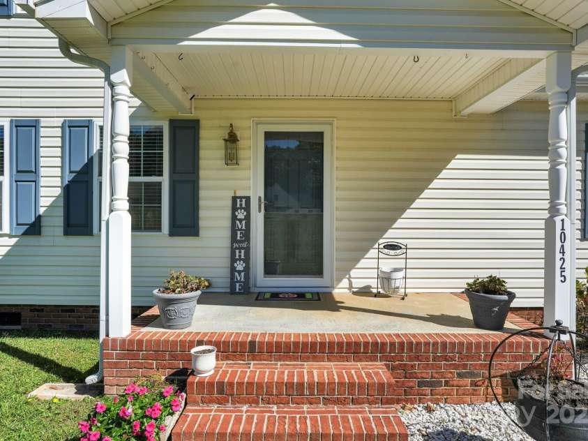 10425 Idlewild Road, Matthews, NC 28105.  MLS# CAR4324842, YatesRealty ID 30115. 