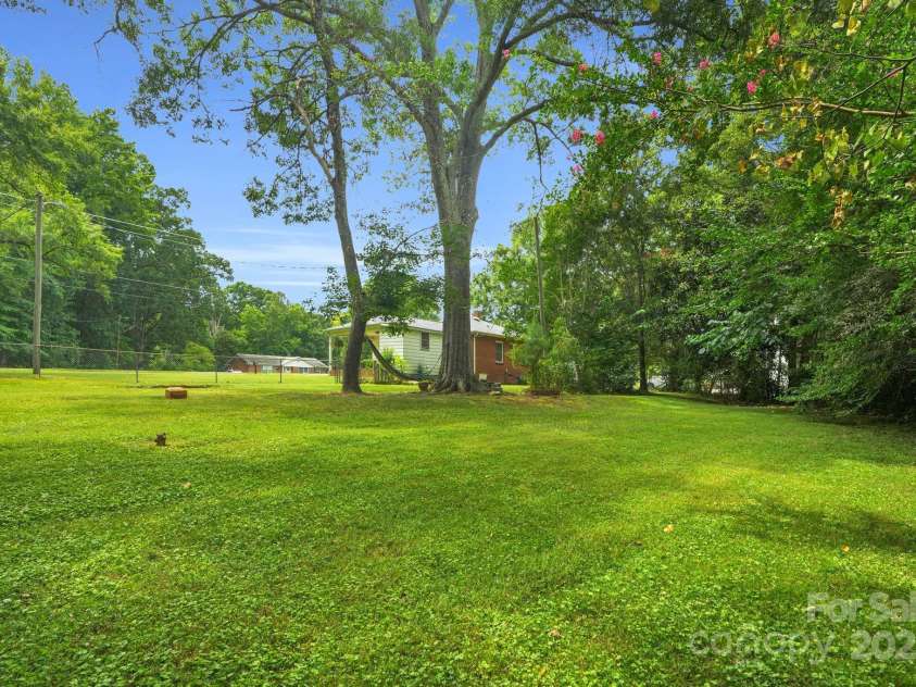 10437 Idlewild Road, Matthews, NC 28105.  MLS# CAR4287403, YatesRealty ID 30117. 